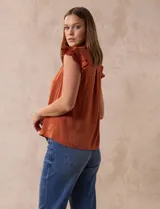 Camisa azul marino de satén, marca Alex & Lili. Cuello con solapa y escote en V. Apertura central con botones y sisas con volados.