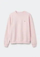 Buzo de cuello redondo con mangas largas y puños elásticos. Presenta un pequeño bordado en el pecho y un diseño liso en color rosado.