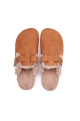 Sueco tipo zueco de gamuza color beige, con interior forrado en piel sintética suave y detalle de tira con hebilla metálica ajustable en el empeine. Suela de corcho y base de goma antideslizante.