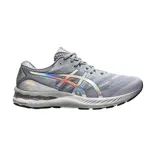 Championes de running Asics Gel-Nimbus 23 Platinum, color gris con detalles iridiscentes en el logo y el talón. Cuentan con tecnología FlyteFoam en la entresuela para una amortiguación superior.