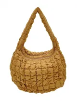 Bolso tipo shopper de diseño capitoneado en color verde, con correa ancha integrada y cierre superior. Cuenta con un interior espacioso y bolsillos laterales con cierre.