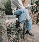 Botas de cuero color marrón chocolate con suela de goma tipo track en color negro. Presentan un diseño de caña media con cierre frontal metálico y costuras reforzadas.