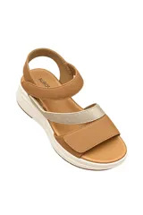 Sandalias planas con plataforma, tiras ajustables con velcro en tonos beige, marrón y verde, y suela blanca texturizada.