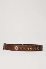 Cinturón de cuero marrón Kosiuko, con hebilla metálica rectangular grabada y detalles de tachas y remaches metálicos de distintos tonos.