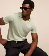 Remera polo masculina de punto color verde claro, con cuello en V y mangas cortas.