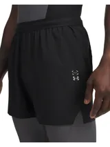 Short de entrenamiento Under Armour, color negro, con diseño ligero y duradero. Cuenta con cintura elástica con cordón interno, bolsillos laterales abiertos, un bolsillo lateral con cremallera invisible y aberturas en el bajo para mayor movilidad.