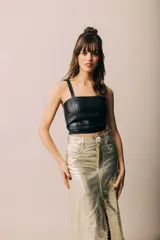 Top corto de cuero color marrón, con tirantes finos y escote recto.