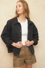 Short de algodón con estampado animal print en tonos marrones.