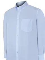 Camisa de manga larga RKF para hombre, de color celeste con micropadrones en tono azul, cuello abotonado y bolsillo en el pecho con el logo de la marca bordado.