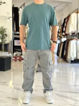 Remera oversize verde con estampado gráfico en la espalda con diseño de paisaje oriental y texto.