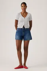 Short de denim azul de tiro medio, con bolsillos clásicos y diseño de corte recto y holgado.