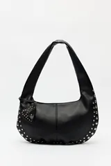 Cartera hobo negra de símil cuero con tachas metálicas plateadas.