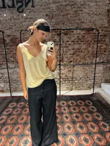 Musculosa de corte holgado con acabado brillante, escote en V pronunciado en la espalda y breteles anchos.