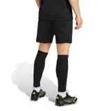 Short deportivo Adidas Entrada 26, color negro, con cintura elástica y cordón de ajuste. Presenta el logo de Adidas en blanco en la parte inferior de la pierna derecha.