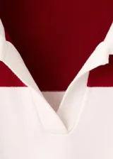 Sweater de punto con diseño de rayas horizontales rojas y blancas, cuello polo y escote en V.