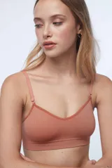 Bralette color ladrillo de punto canalé, con breteles ajustables y espalda entera.