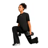 Remera Puma para mujer de corte relajado, color negro con cuello redondo y el logo de la marca bordado en color blanco en el centro del pecho.