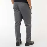 Pantalón de vestir en color gris, de corte recto y diseño clásico con pinzas frontales, confeccionado en tela de sastrería.
