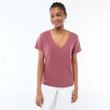 Camiseta básica de manga corta con cuello en pico, confeccionada en tejido suave de color rosa.