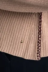 Sweater de algodón color azul, de punto grueso, con cuello redondo y mangas largas.