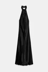 Vestido largo de satén negro, con cuello halter, espalda descubierta y cierre posterior con botones, perteneciente a la colección Zara Woman Collection.