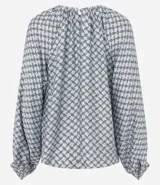 Blusa de mangas largas abullonadas con cuello redondo fruncido y diseño de estampa geométrica en tonos azul y blanco.