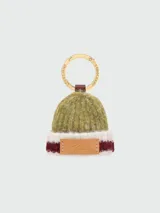 Llavero con diseño de gorro tipo beanie tejido en lana, con detalle de parche de cuero con el logo de la marca grabado y argolla metálica dorada.