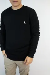 Buzo negro de algodón de punto, corte clásico y cuello redondo.