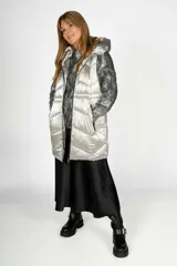 Chaleco plateado con capucha, cierre frontal y bolsillos laterales.