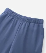 Pantalón deportivo de corte holgado, confeccionado en algodón con felpa, con cintura elástica y bolsillos laterales.