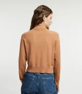 Blusa básica de punto marca Blue Steel, con cuello alto y manga larga. Confeccionada en tejido de punto recto con textura suave y cómoda.