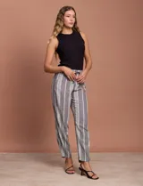 Pantalón celeste de lino marca Dash, con pretina elastizada, lazo de ajuste y bolsillos delanteros y traseros.
