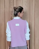 Chaleco tejido de punto en lana lambswool, con cuello redondo, diseño sin mangas y aberturas laterales en el ruedo.