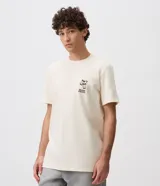 Remera masculina de algodón en color beige, con cuello redondo, mangas cortas y estampa localizada en el pecho con ilustración de vasos y texto.