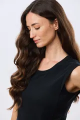 Musculosa de algodón color beige, de corte clásico con cuello redondo y diseño liso.