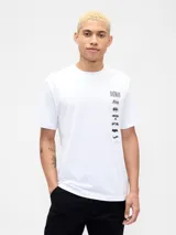 Remera blanca de manga corta con cuello redondo y estampado vertical de logos de Batman en el lado derecho del pecho.