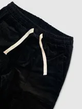 Pantalón de pana verde oliva, corte recto, con cintura elastizada y cordón de algodón.