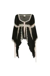 Bata de chiffon negro con mangas largas acampanadas, detalles de encaje beige en los bordes y lazos frontales. Presenta un diseño fluido y semitransparente.