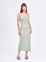 Vestido largo de corte ajustado y silueta recta, con tirantes finos y escote redondo.