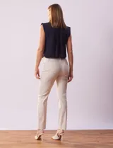 Pantalón negro de gabardina elastizada marca Tahari, corte slim, con pretina con pasadores, cierre y broche interno. Delantera y trasera con bolsillos.