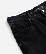 Pantalón de jean de corte recto en lavado oscuro, con cierre de cremallera, botón metálico, trabillas en la cintura y bolsillos laterales y traseros.
