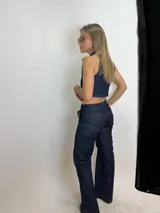 Pantalón de jean azul oscuro de corte recto.