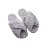 Pantuflas de estar por casa con diseño de bandas cruzadas, confeccionadas en material sintético de pelo largo y suave. Poseen suela de goma con plantilla acolchada.