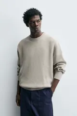 Jersey de punto con corte regular fit, cuello redondo y manga larga. Presenta un diseño de textura acanalada con acabados en rib en puños y bajo.