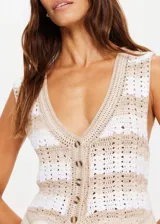 Chaleco tejido al crochet color crema y blanco, con cuello en V, cierre frontal con botones y diseño de rayas horizontales.