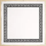 Pañuelo de seda blanco con un marco estampado de diseño geométrico en color negro.