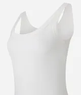 Blusa musculosa de ribana color blanco, con escote en U.