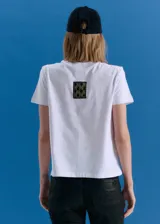 Remera básica de jersey de algodón, con cuello redondo a la base y mangas cortas. Presenta un isologo bordado a tono en el centro del pecho.