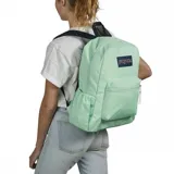 Mochila Jansport color verde agua, con un compartimento principal, bolsillo frontal con organizador, bolsillo lateral para botella de agua, panel trasero acolchado y correas acolchadas.
