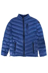 Campera puffer impermeable de color azul, con cierre frontal, cuello alto y bolsillos laterales y en el pecho con cierre. Presenta un diseño acolchado con costuras horizontales y logo engomado.